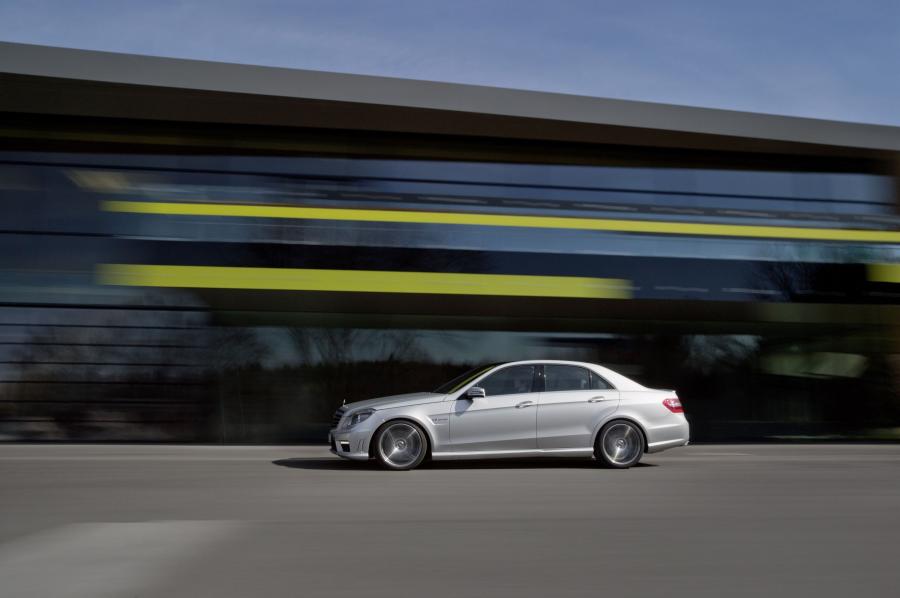  Mercedes-Benz E63 AMG 2011 года  (фото 11 из 12)